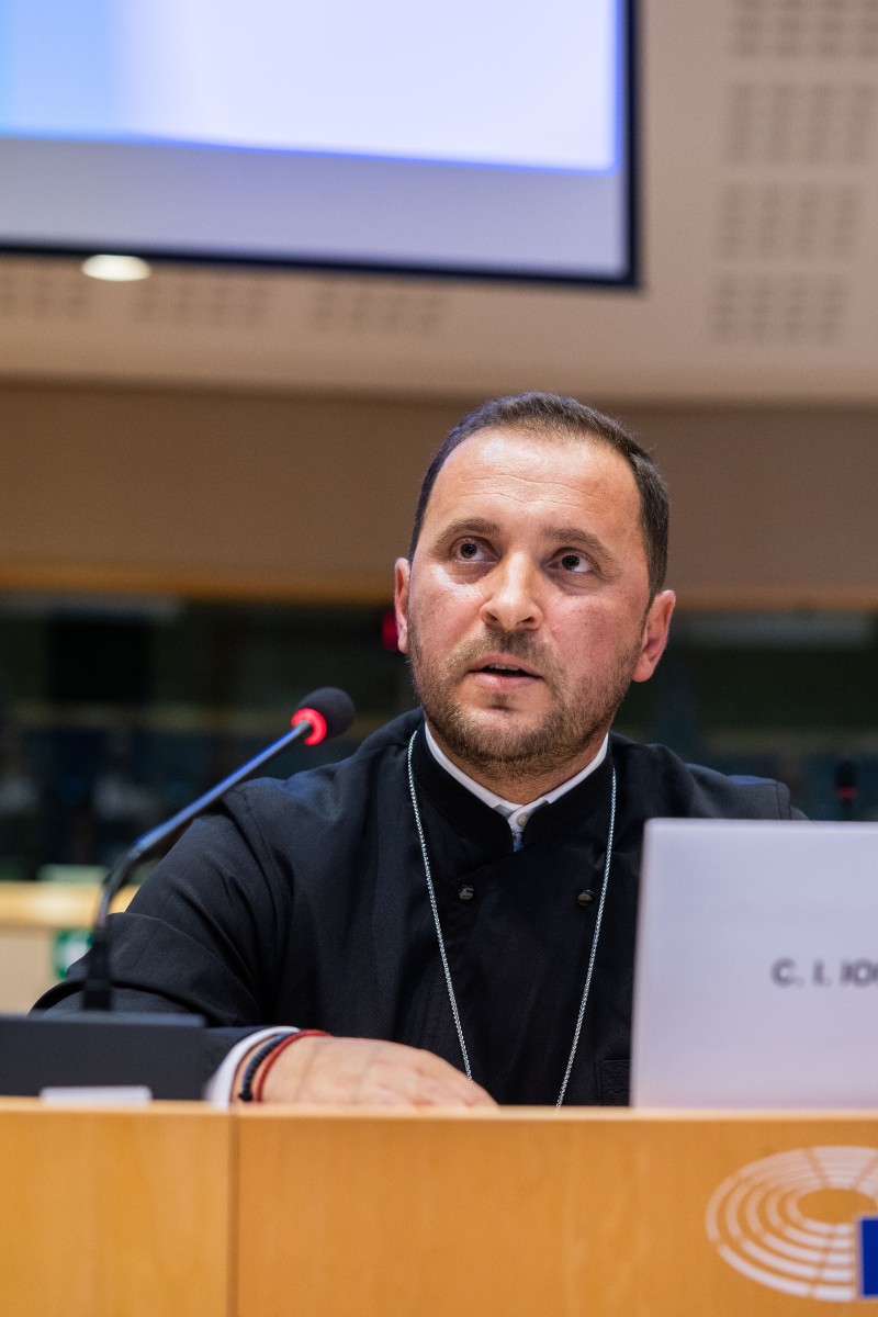 Părintele Ciprian Ioniță a prezentat eforturile de sprijin pentru victimele războiului din Ucraina, făcute de eparhiile Bisericii Ortodoxe Române și de Federația Filantropia. Dialogul a avut loc marți, 12 iulie 2022. Foto: Parlamentul European